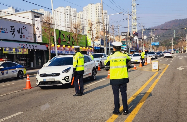 광주시 북부 경찰은 28일 광주광역시 북구 각화동 외곽도로 인근에서 대낮 음주단속을 하고 있다./신종천 선임기자