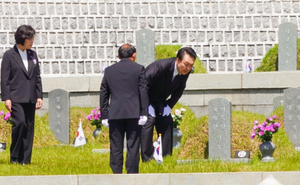 윤석열 대통령이 18일 광주 5·18 민주묘지에서 열린 제44주년 5·18 민주화 운동 기념식에서 행사를 마친후 묘역을 둘러보고 있다./최영태 기자