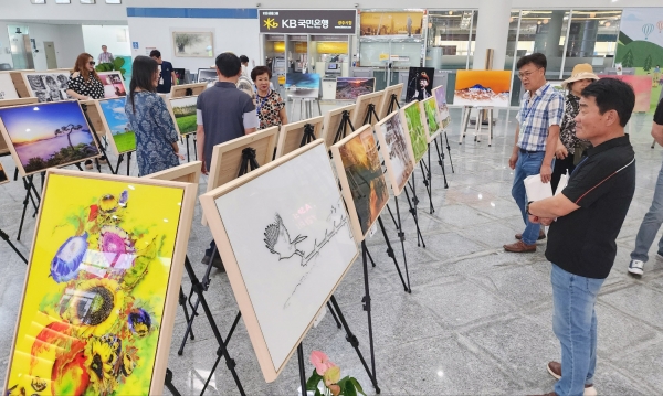 한국사진방송 광주광역시지사가 주최, 주관하는 “사진가(Photographer) 100인전”이 24일 오후 광주광역시청 1층 로비에서 열린 가운데 개막행사를 갖고 있다./신종천 선임기자