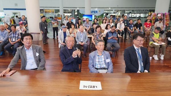 한국사진방송 광주광역시지사가 주최, 주관하는 “사진가(Photographer) 100인전”이 24일 오후 광주광역시청 1층 로비에서 열린 가운데 개막행사를 갖고 있다./신종천 선임기자