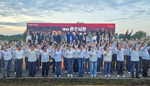 ​광주시 서구청이 주최하는 제9회 광주서창 억새축제가 '은빛 억새가 전하는 가을로의 초대'라는 주제로 17일 개막된 가운데 참석자들이 퍼포먼스를 하고있다./김은조 기자​