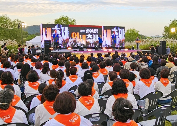 ​광주시 서구청이 주최하는 제9회 광주서창 억새축제가 '은빛 억새가 전하는 가을로의 초대'라는 주제로 17일 개막됐다./김은조 기자​