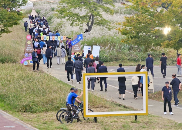 ​광주시 서구청이 주최하는 제9회 광주서창 억새축제가 '은빛 억새가 전하는 가을로의 초대'라는 주제로 17일 개막됐다./김은조 기자​