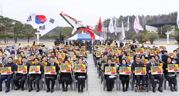 12일 오전 북구 국립5·18민주묘지 민주의 문 앞에서 열린 '제45주년 5·18민중항쟁기념행사위원회 출범식'에서 행사를 마친 뒤 강기정 광주광역시장, 오병윤 상임행사위원장 및 행사위원장단과 참석자들이 ‘광주에서 띄우는 초대 퍼포먼스’를 하고 있다./최영태 기자