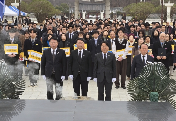 12일 오전 북구 국립5·18민주묘지 민주의 문 앞에서 열린 '제45주년 5·18민중항쟁기념행사위원회 출범식'에서 강기정 광주시장, 이정선 광주시교육감, 오병윤 상임행사위원장이 분향을 하고 있다./광주광역시 제공