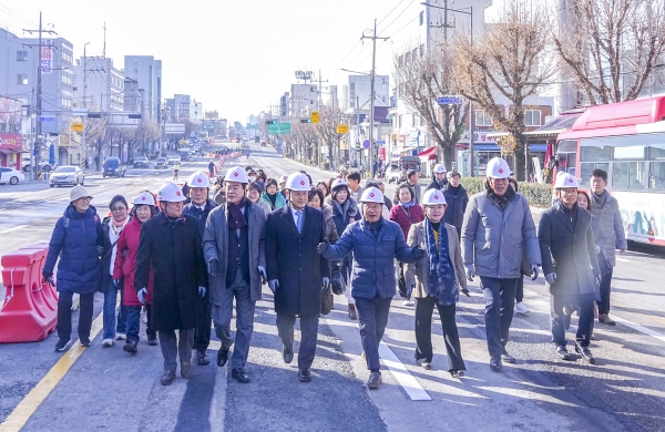 강기정 광주광역시장이 23일 오전 동구 산수교회 앞에서 열린 '도시철도2호선 건설사업 1단계구간 교통개방 행사'에 참석해 임택 동구청장, 시민 등과 방호벽 등 교통차단 시설물을 철거한 뒤 도로를 개방 구간을 걷고 있다./광주광역시 제공